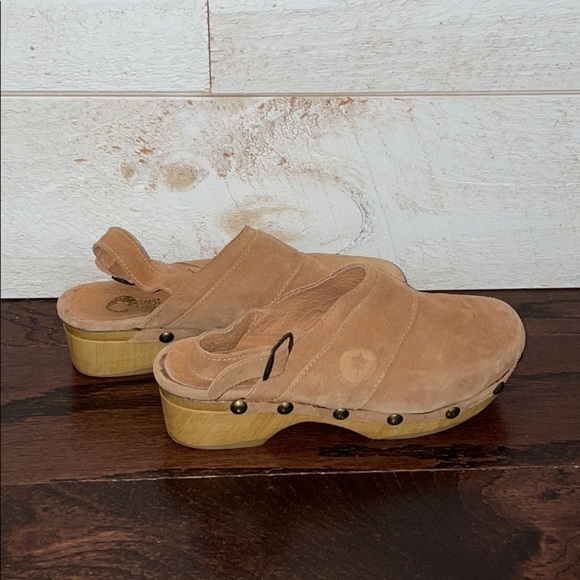LMDI Collection Girls Brown Suede Studded Clogs - Picture 1 of 6